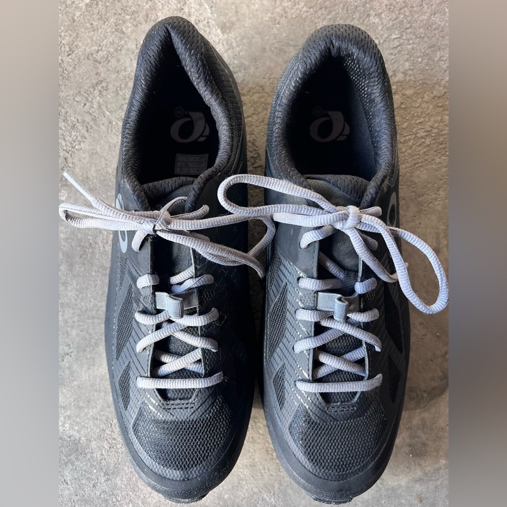 Pearl Izumi Black Athletic Shoes with Light Gray Laces